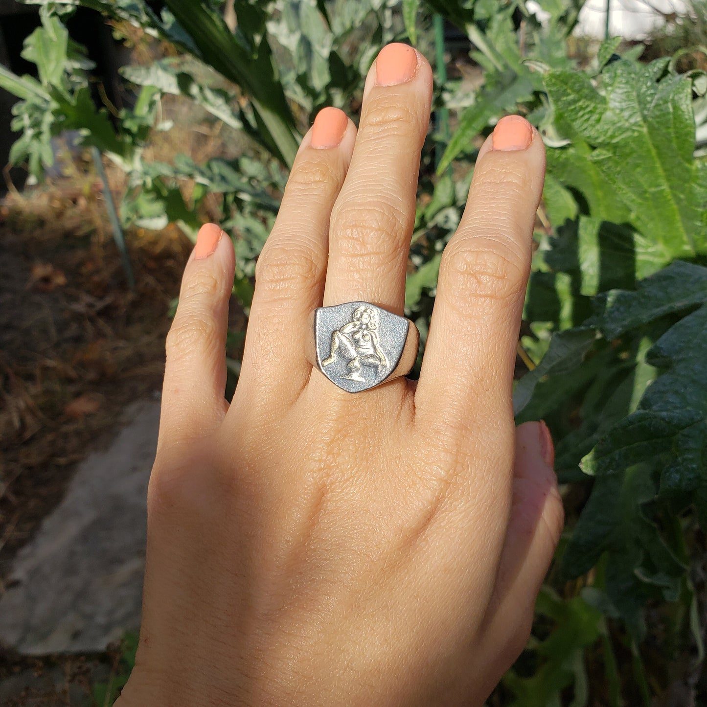 Face sitting wax seal signet ring