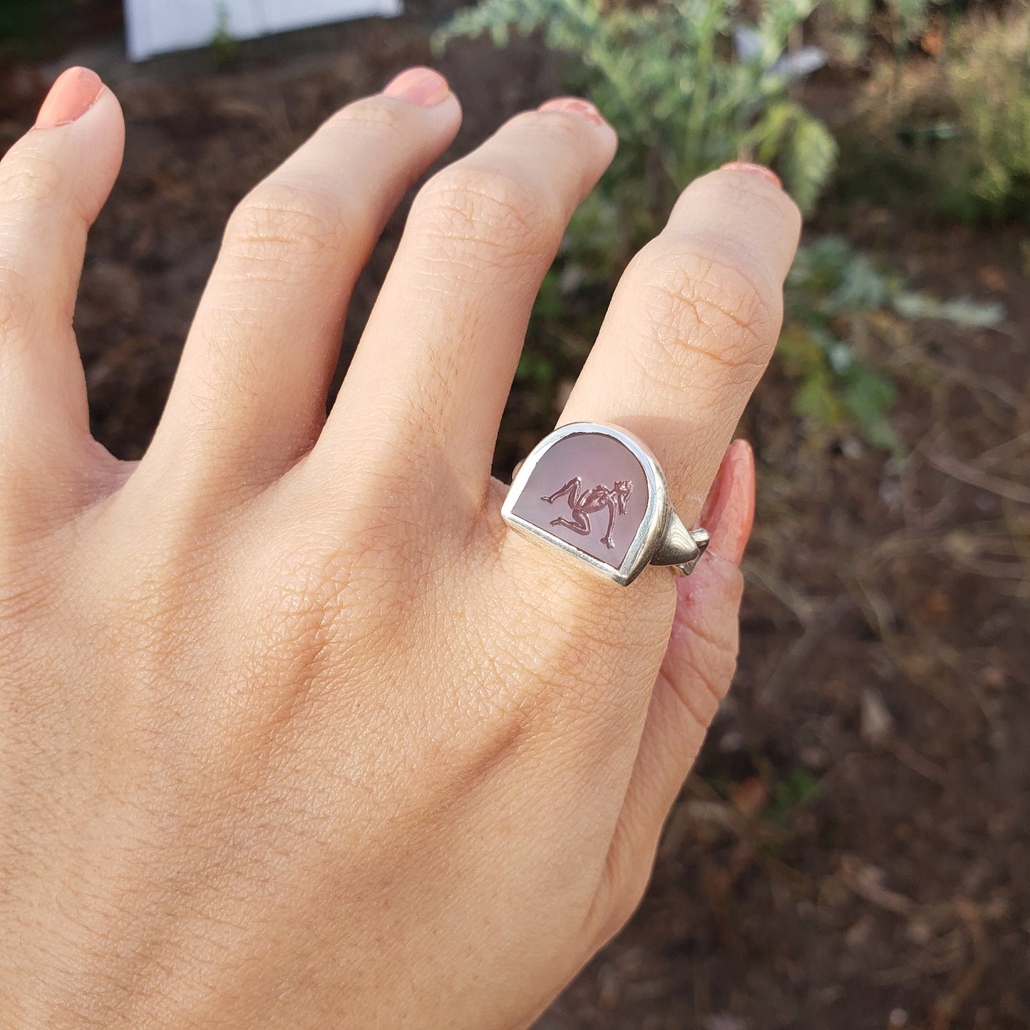 Jilling chalcedony signet ring