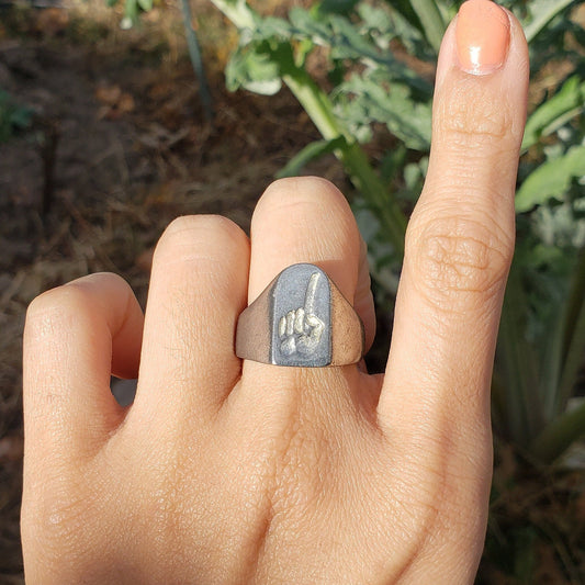 Pointing wax seal signet ring