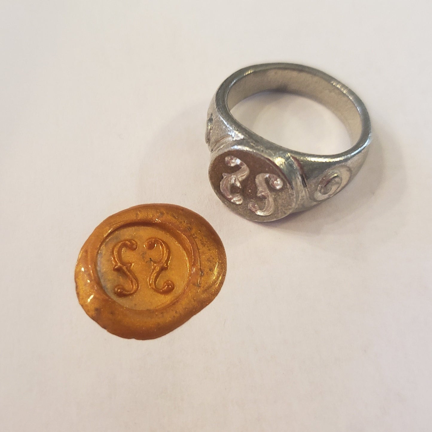 F-holes wax seal signet ring