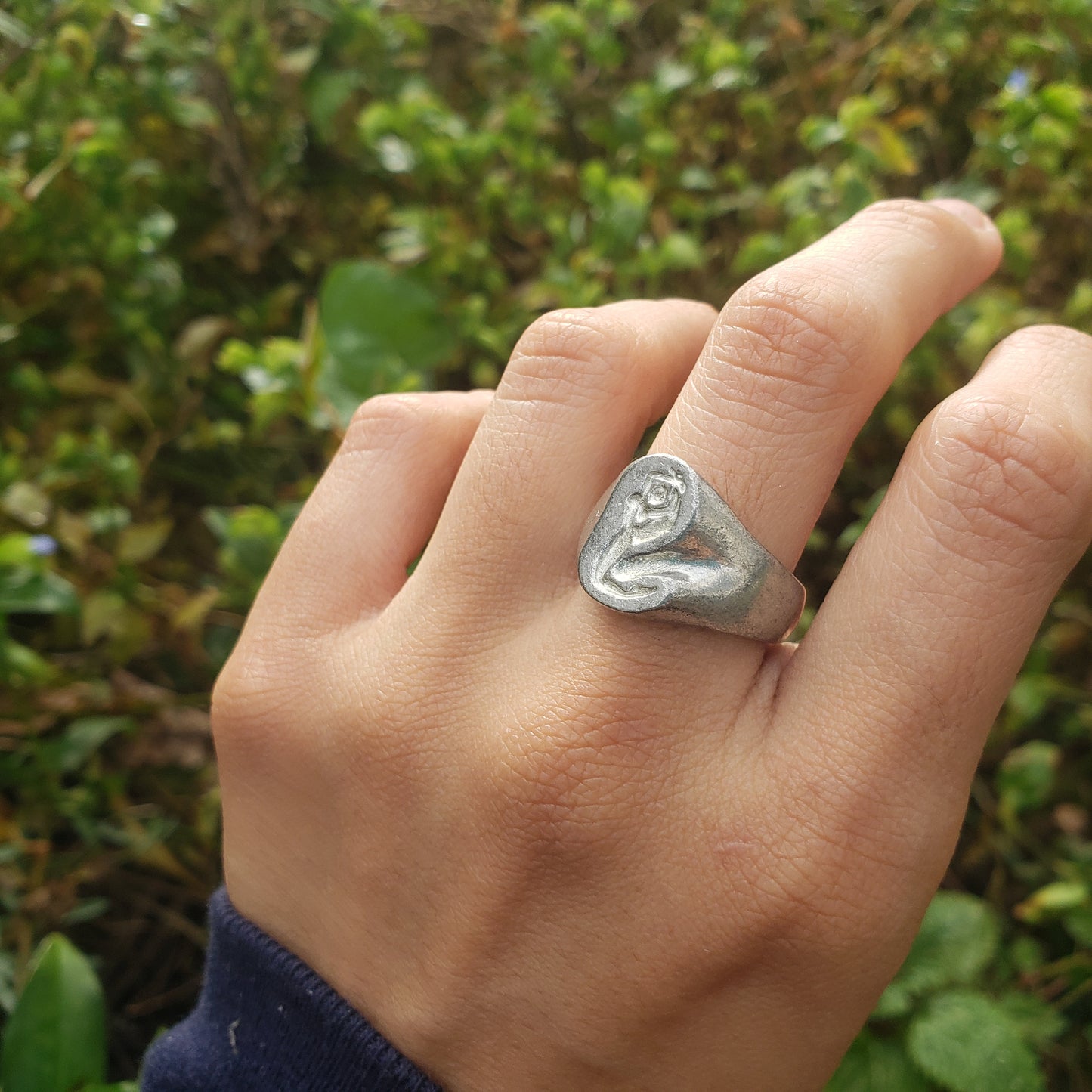 Body letter "g" wax seal signet ring