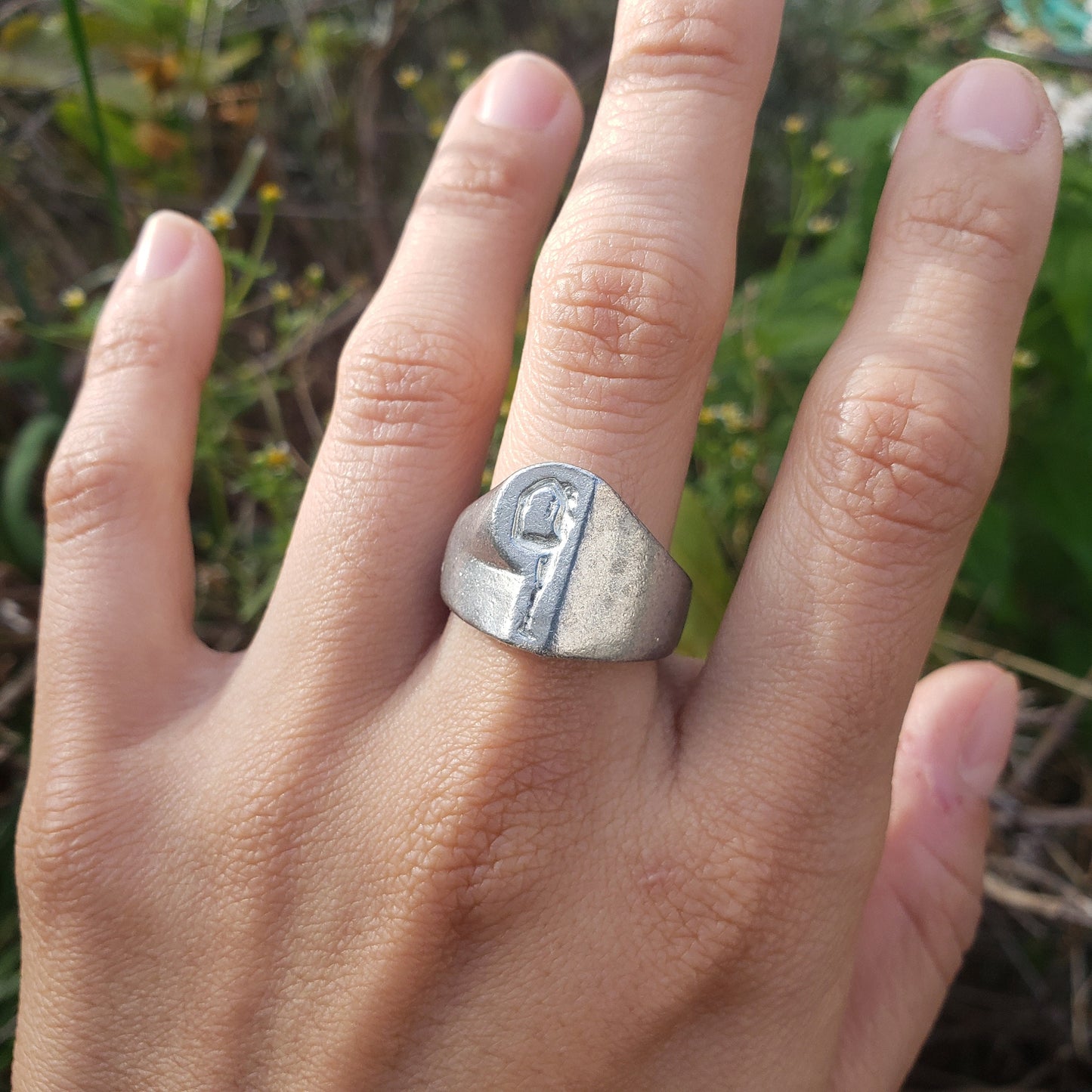 Body letter "p" touching toes wax seal signet ring