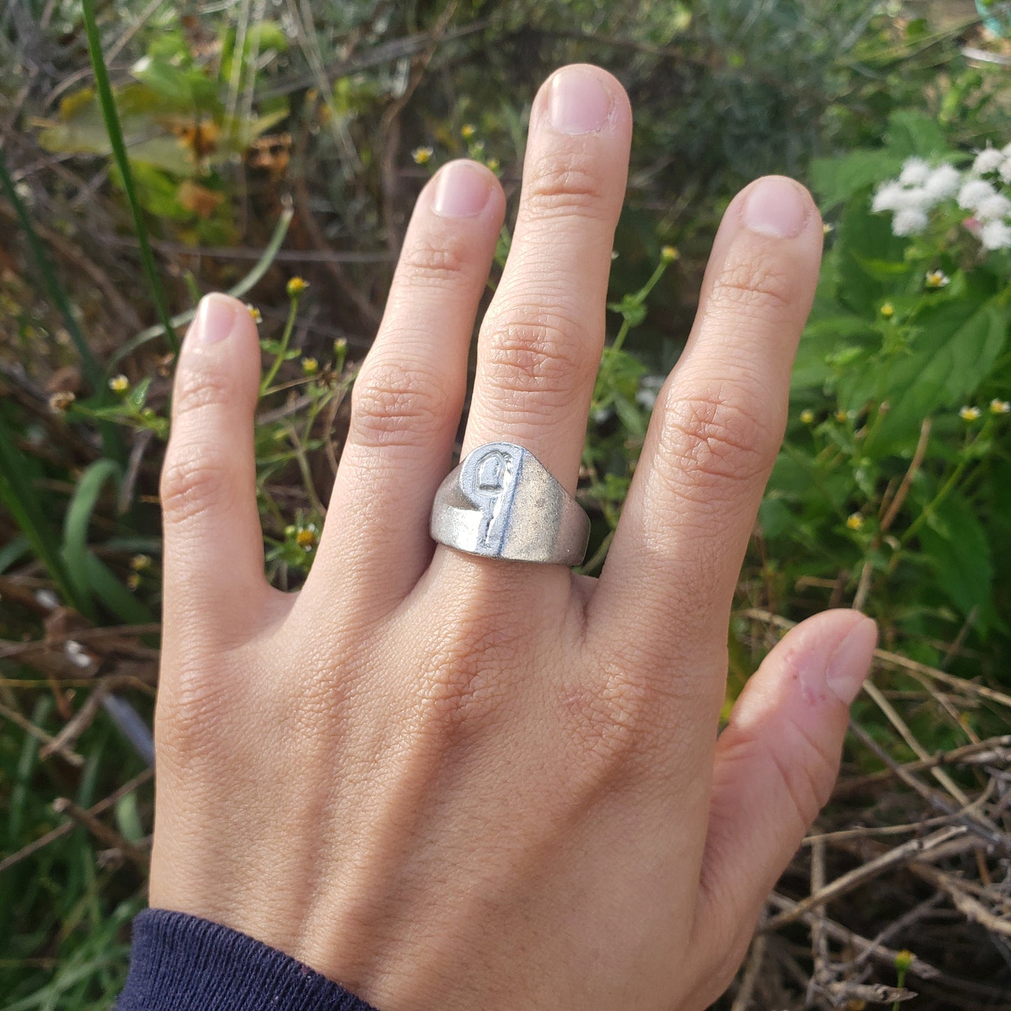 Body letter "p" touching toes wax seal signet ring