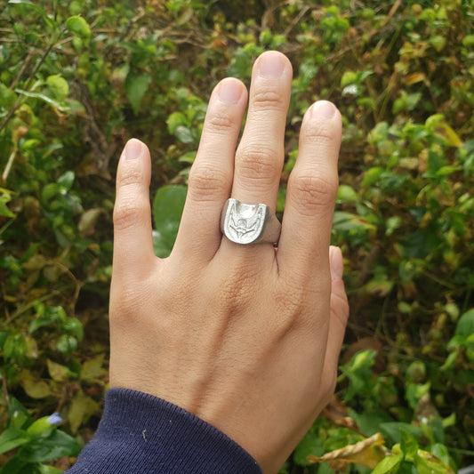 Body letter "U" wax seal signet ring