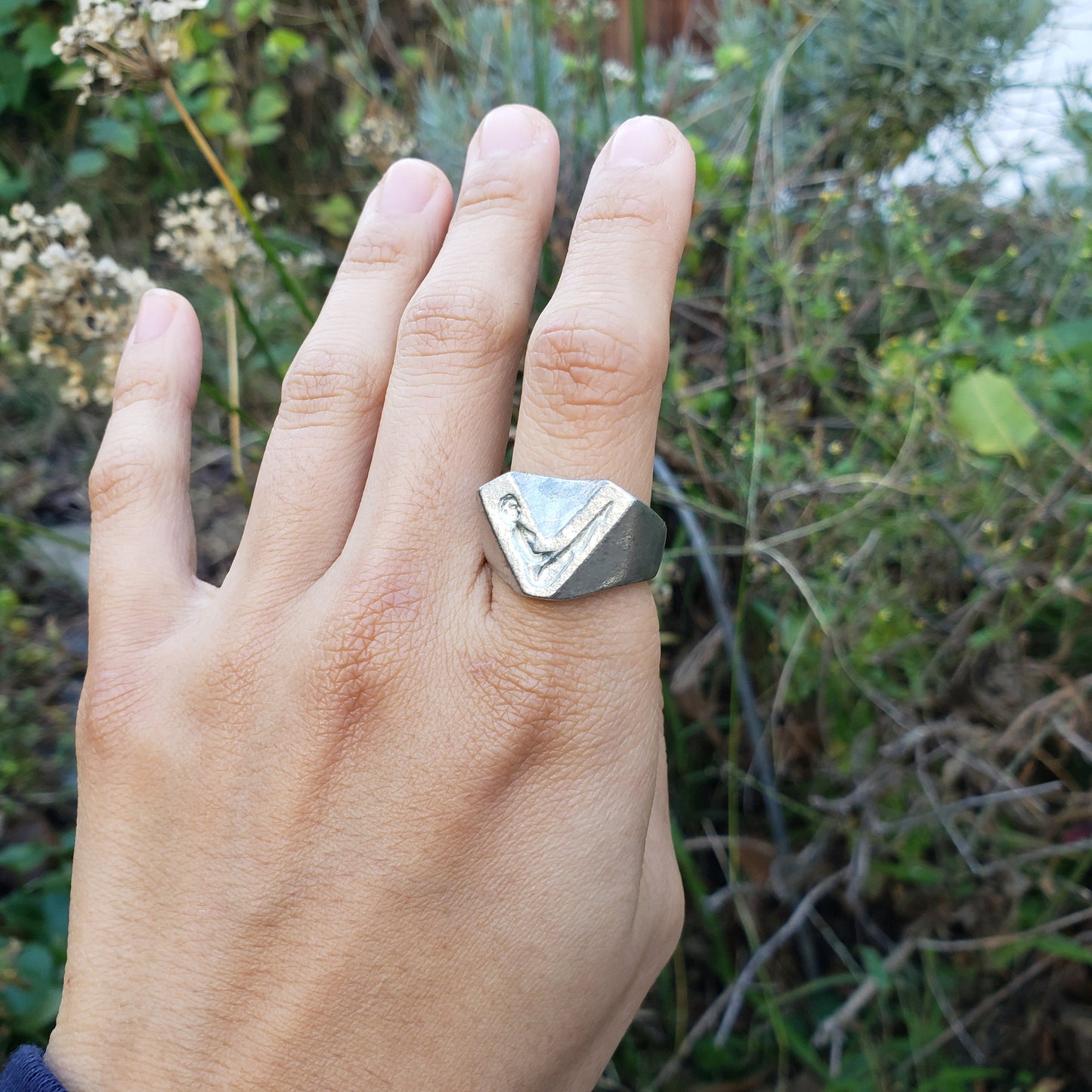 Body letter "V" wax seal signet ring