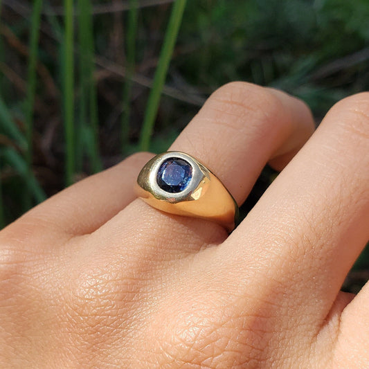 oval sapphire solitaire 18k ring