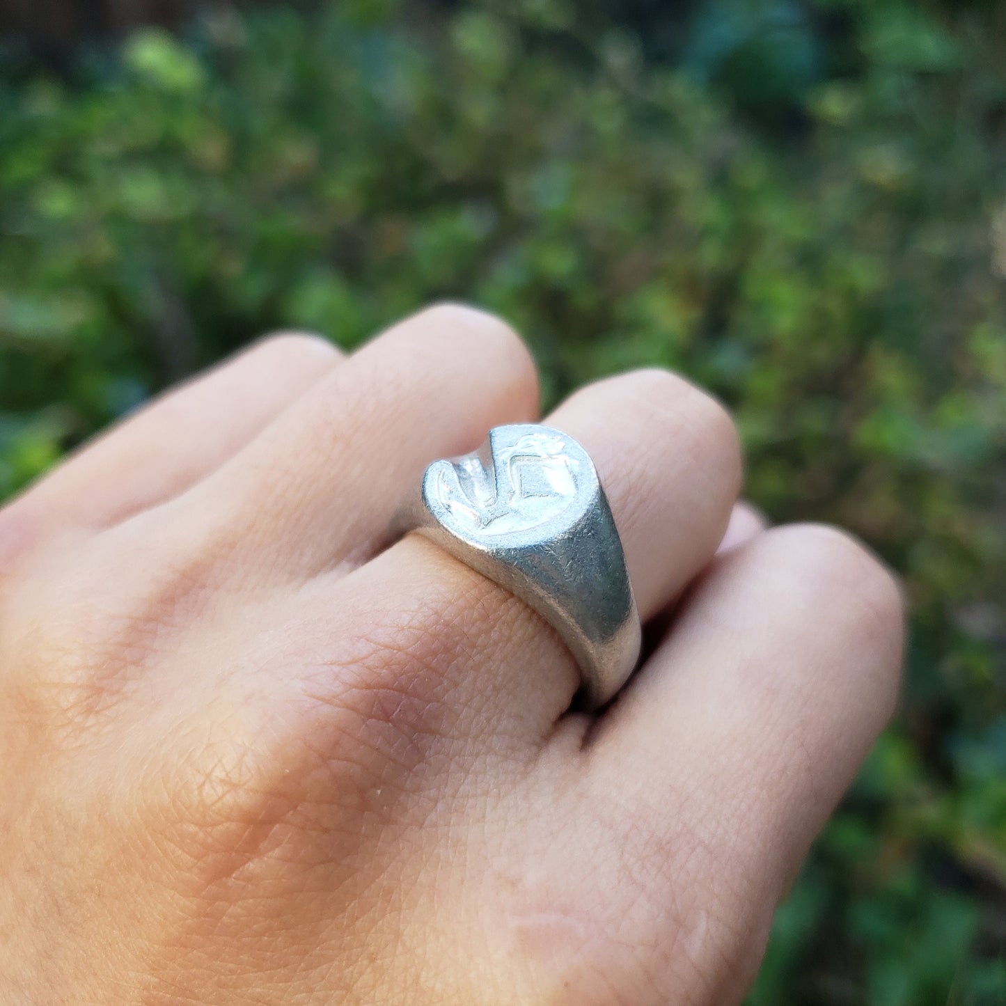 Body letter "e" wax seal signet ring