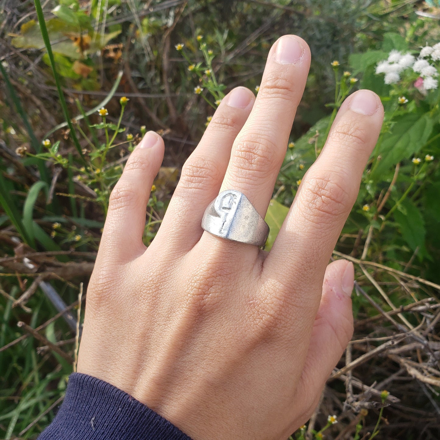 Body letter "p" touching toes wax seal signet ring