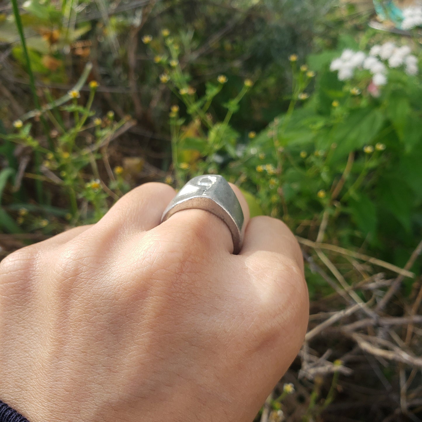 Body letter "p" touching toes wax seal signet ring