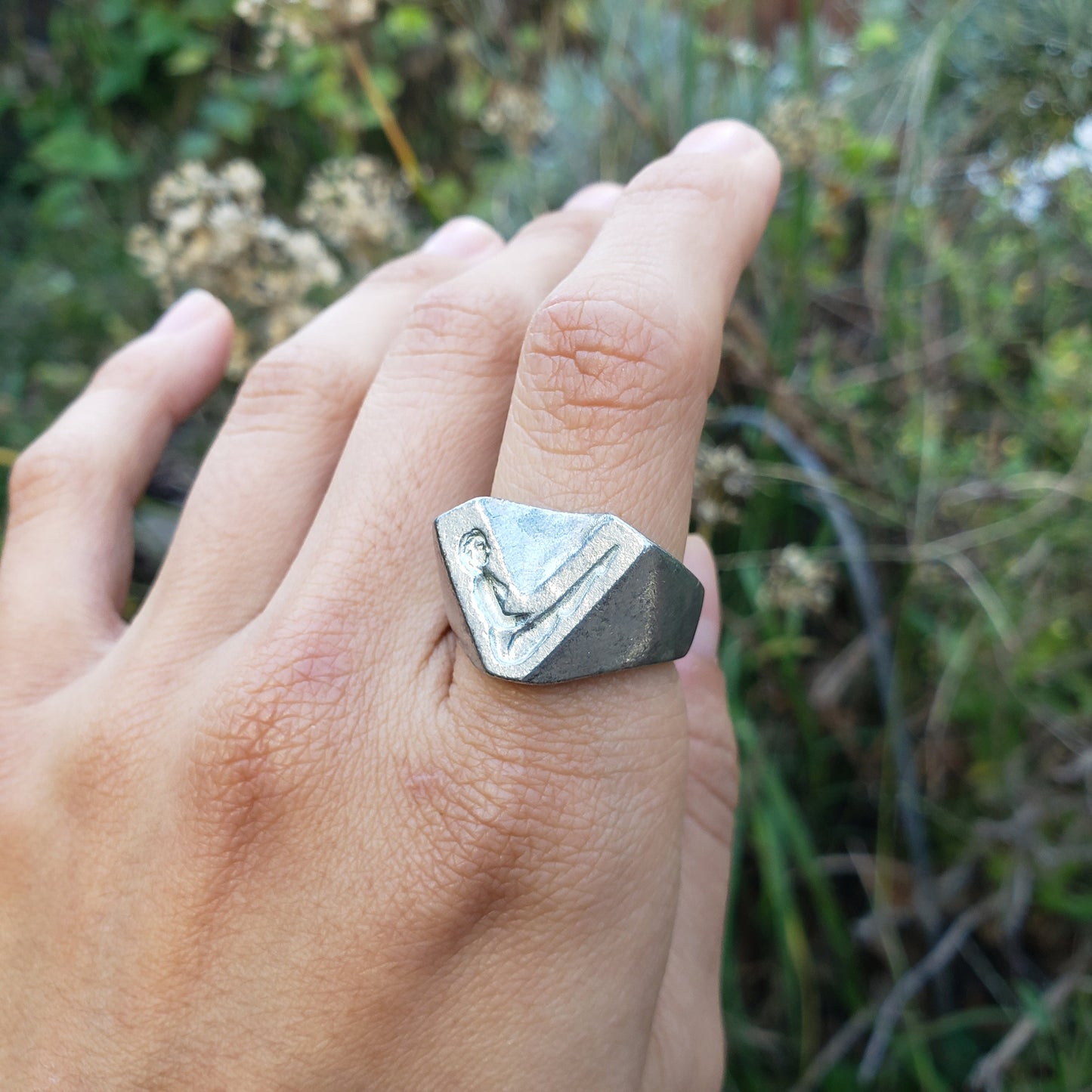 Body letter "V" wax seal signet ring