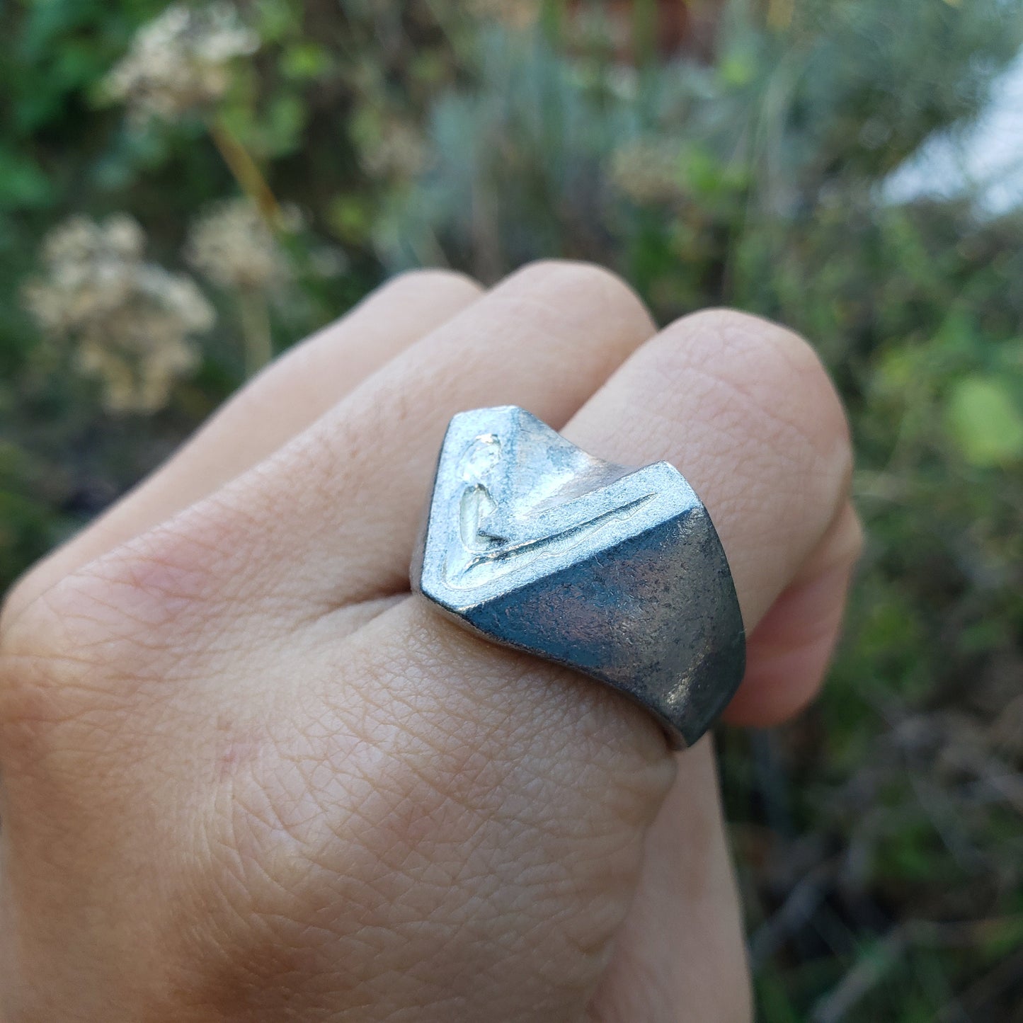 Body letter "V" wax seal signet ring