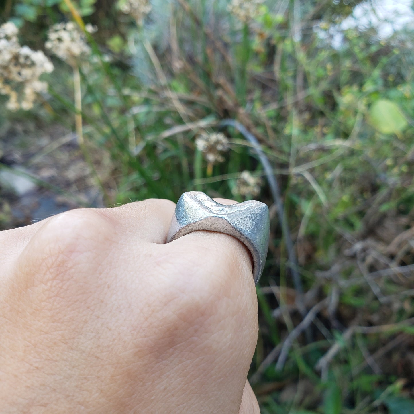 Body letter "V" wax seal signet ring