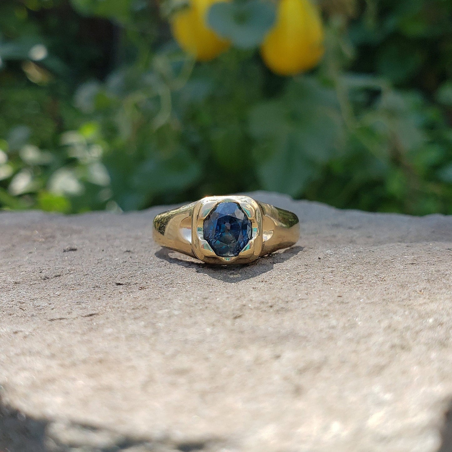 sapphire cushion 18k gold ring