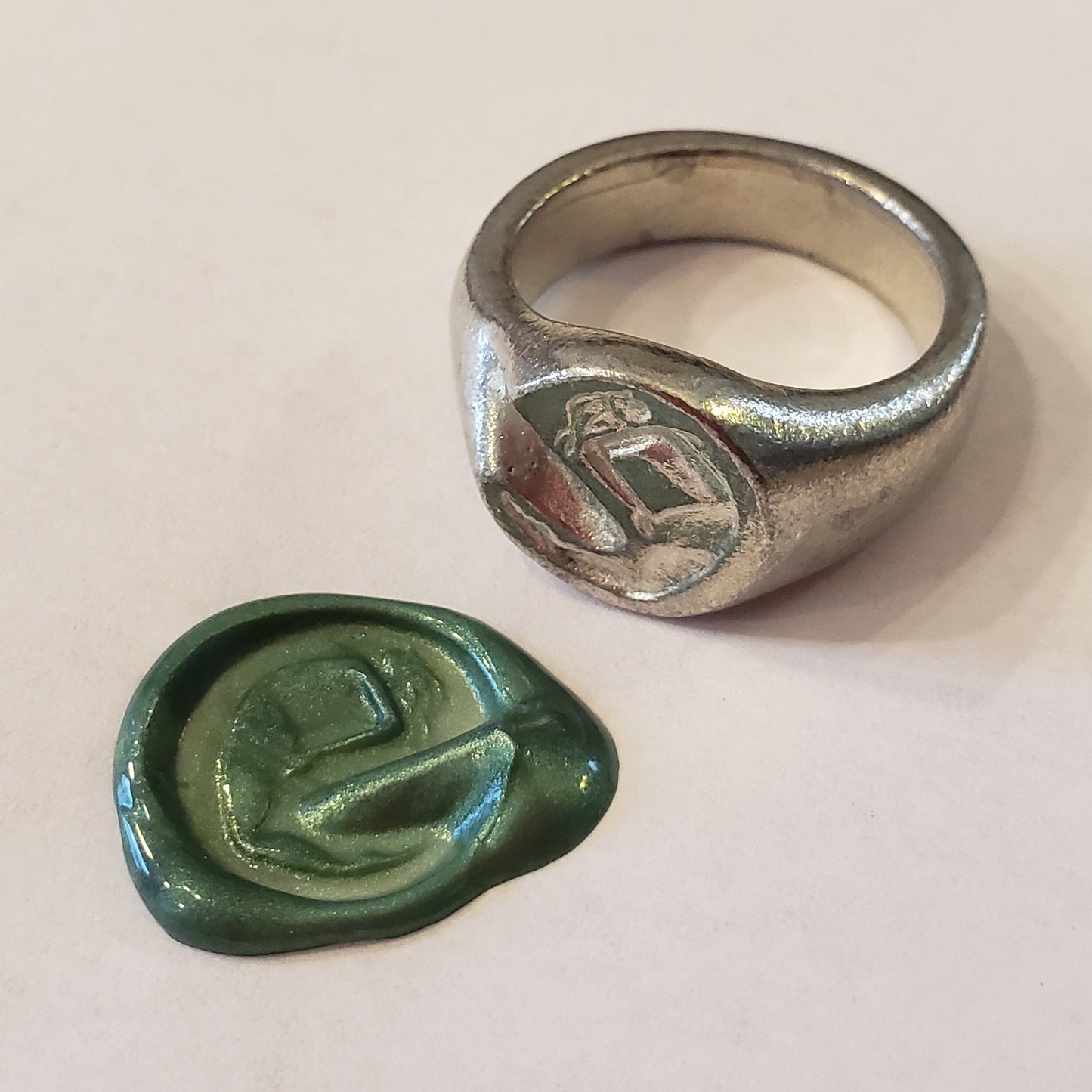 Body letter "e" wax seal signet ring