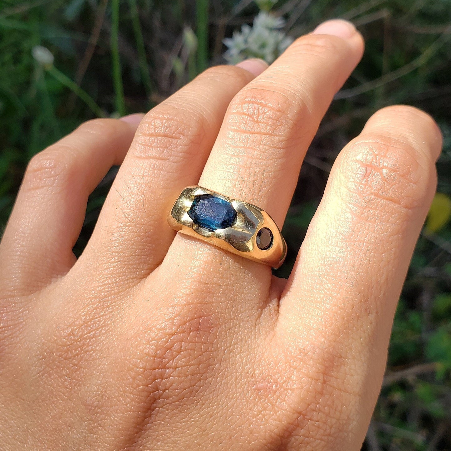 Antique cut sapphire 3 stone 18k gold ring