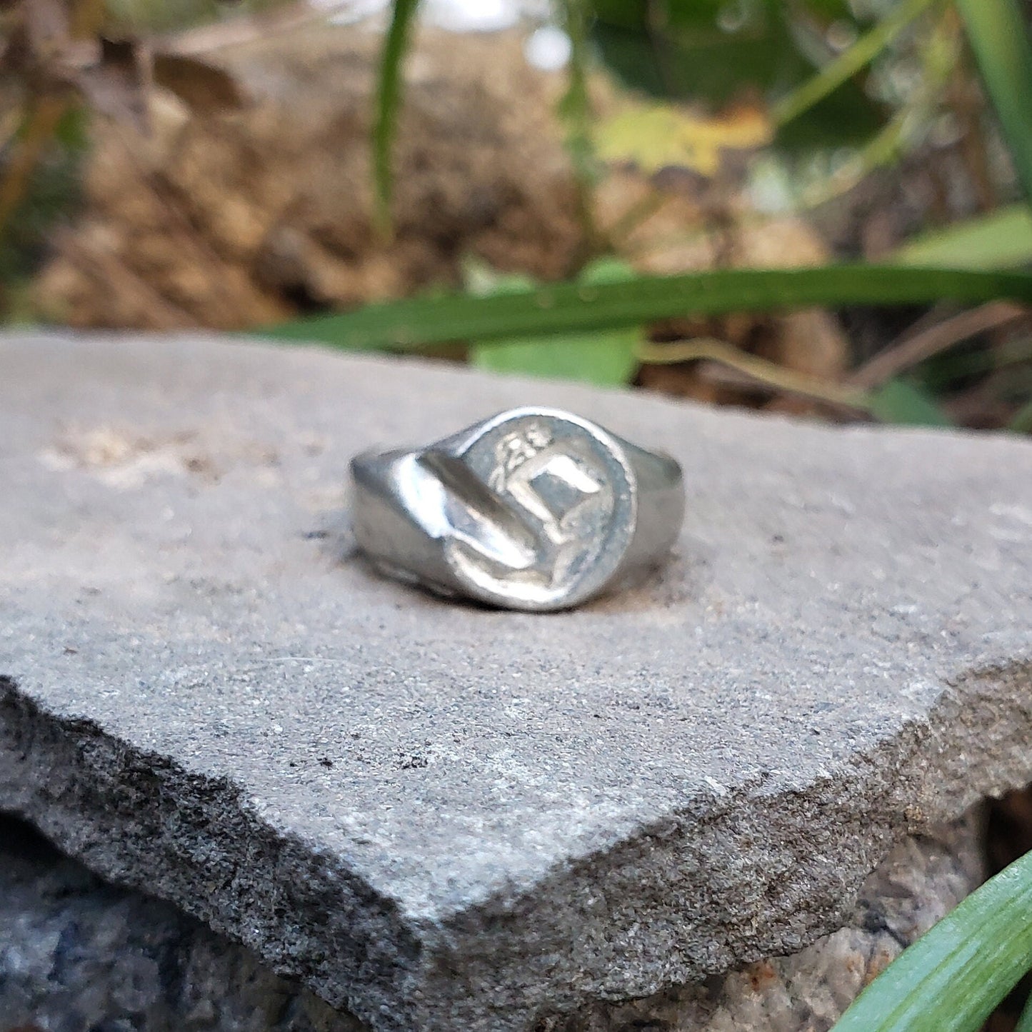 Body letter "e" wax seal signet ring