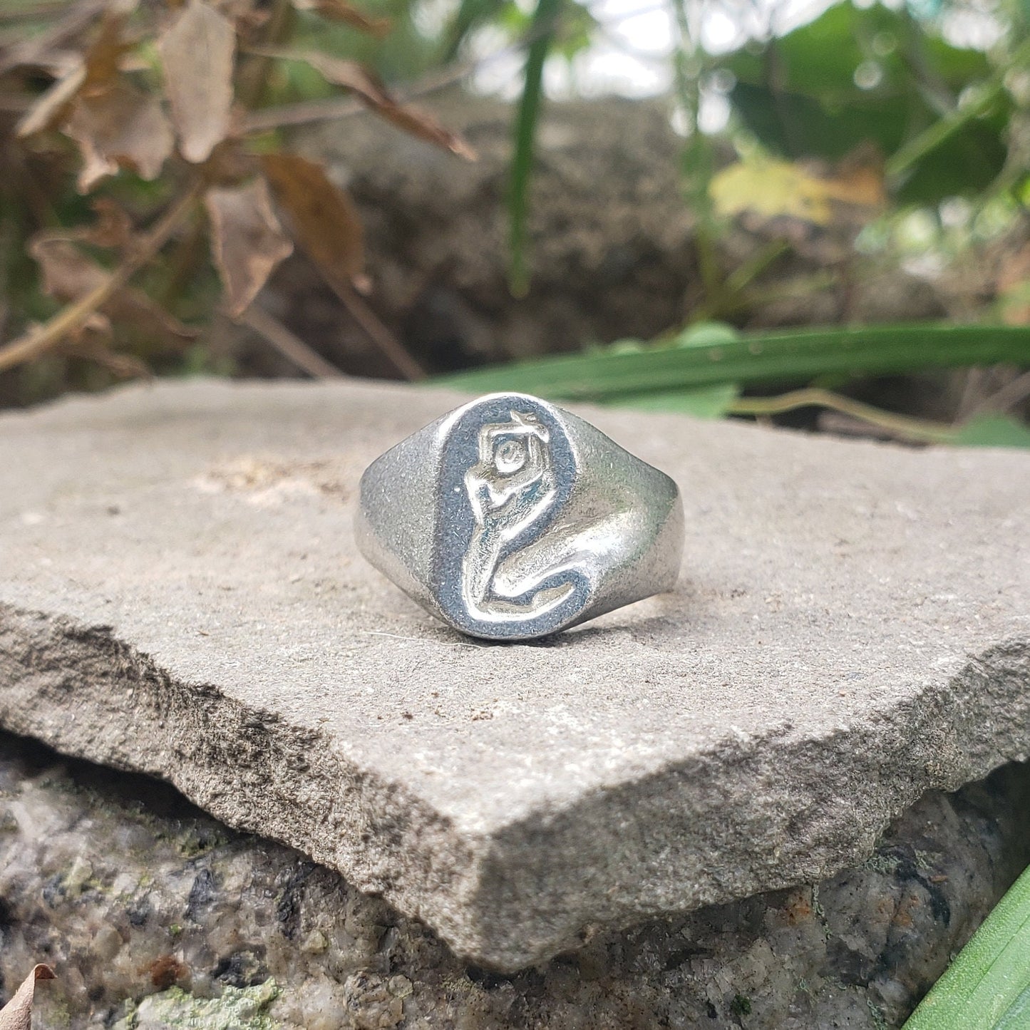 Body letter "g" wax seal signet ring