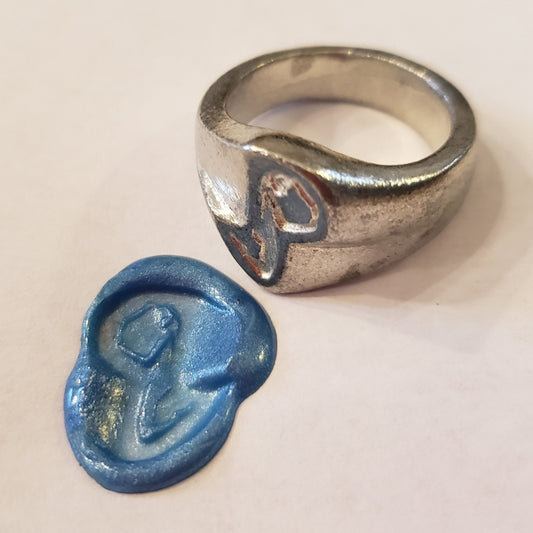 Body letter "q" wax seal signet ring