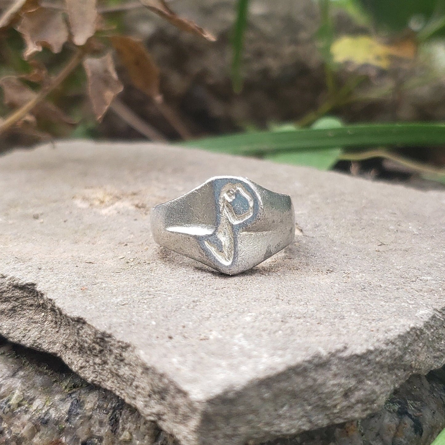 Body letter "q" wax seal signet ring