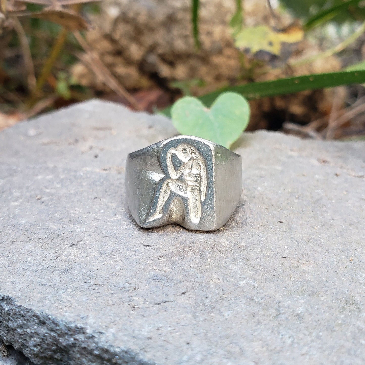 Body letter "R" thinker wax seal signet ring