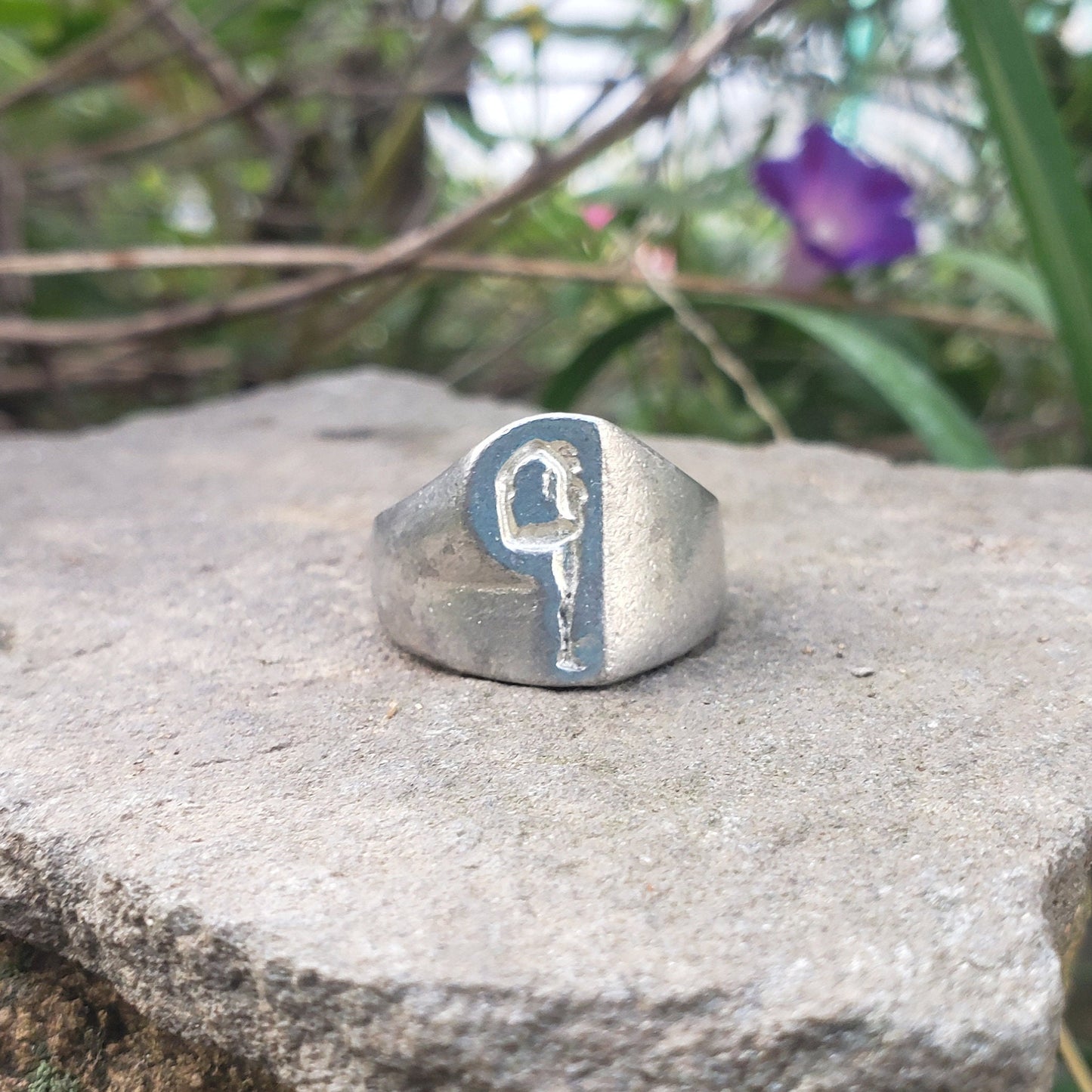 Body letter "p" touching toes wax seal signet ring