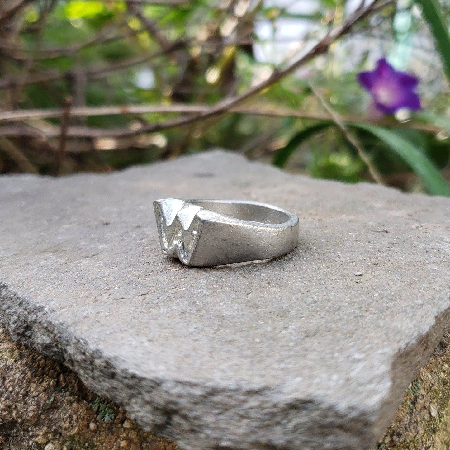 Body letter "w" wax seal signet ring