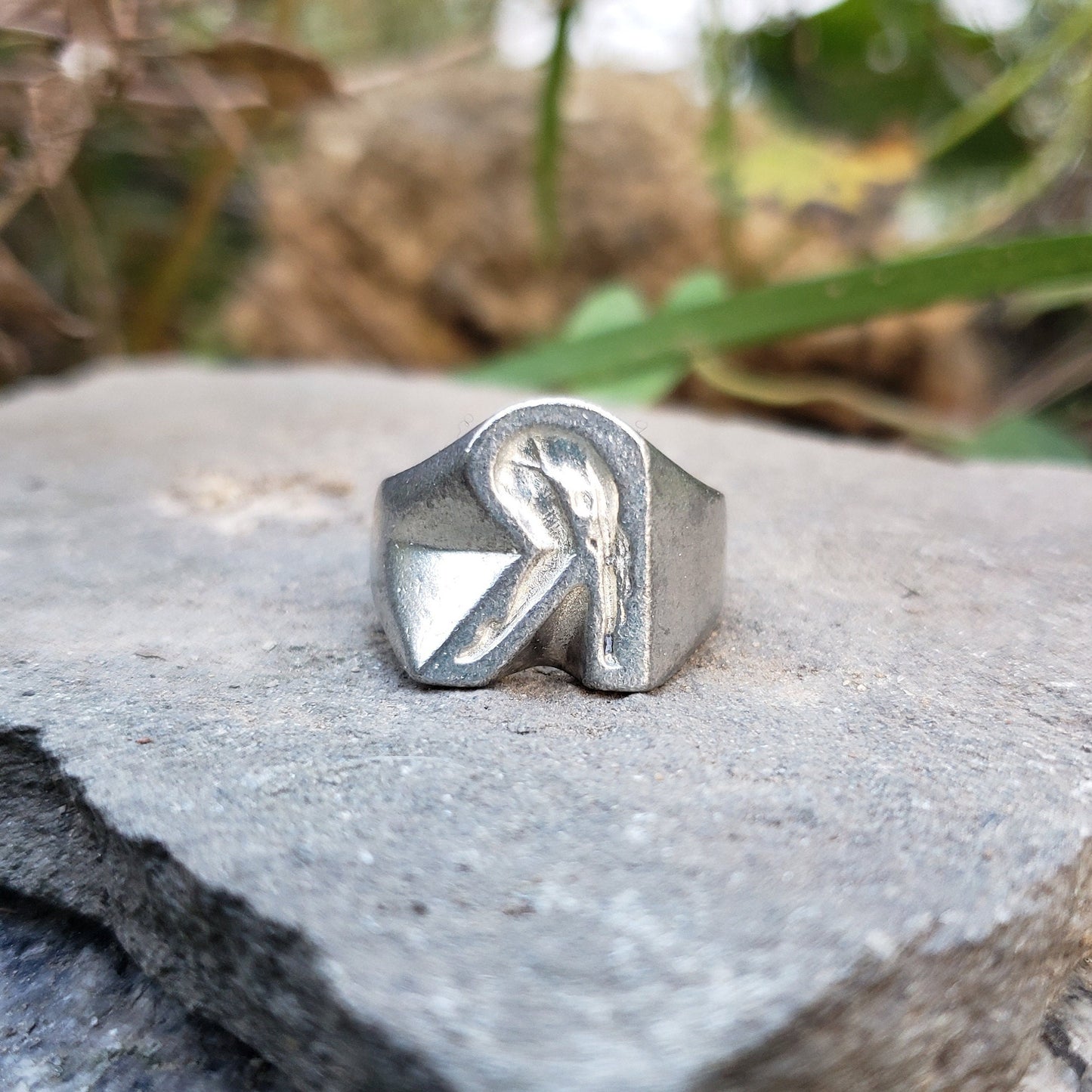 Body letter "R" bending wax seal signet ring