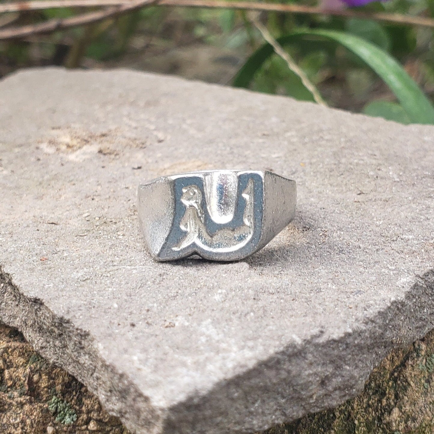 Body letter "u" wax seal signet ring