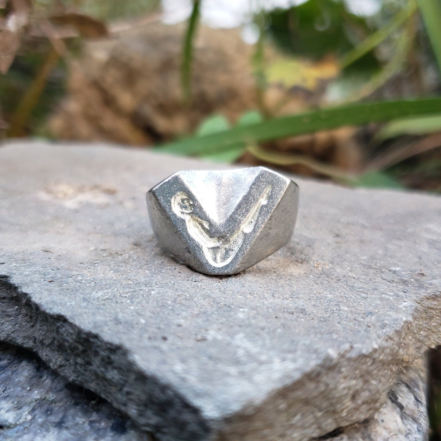 Body letter "V" wax seal signet ring