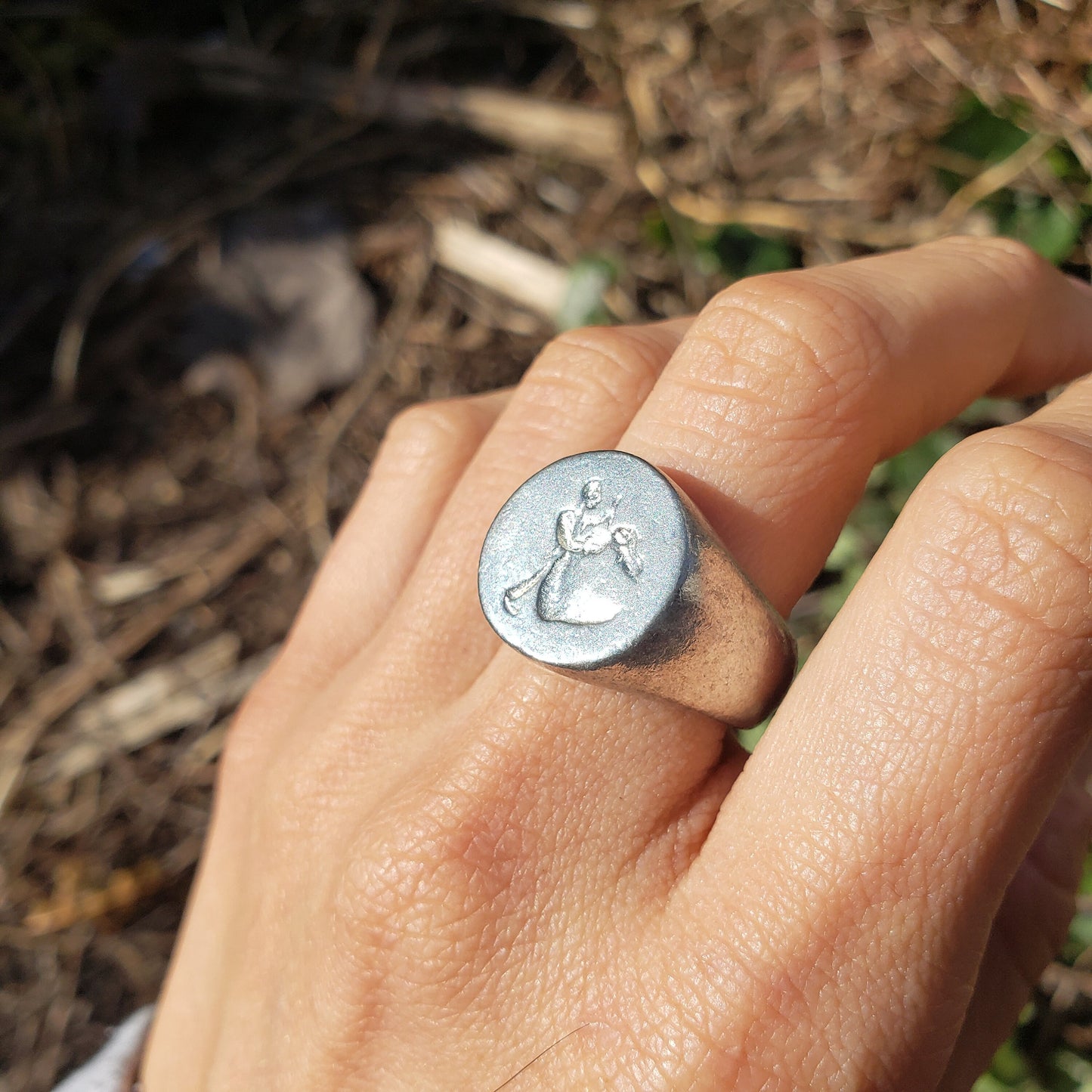 Dancing dip wax seal signet ring