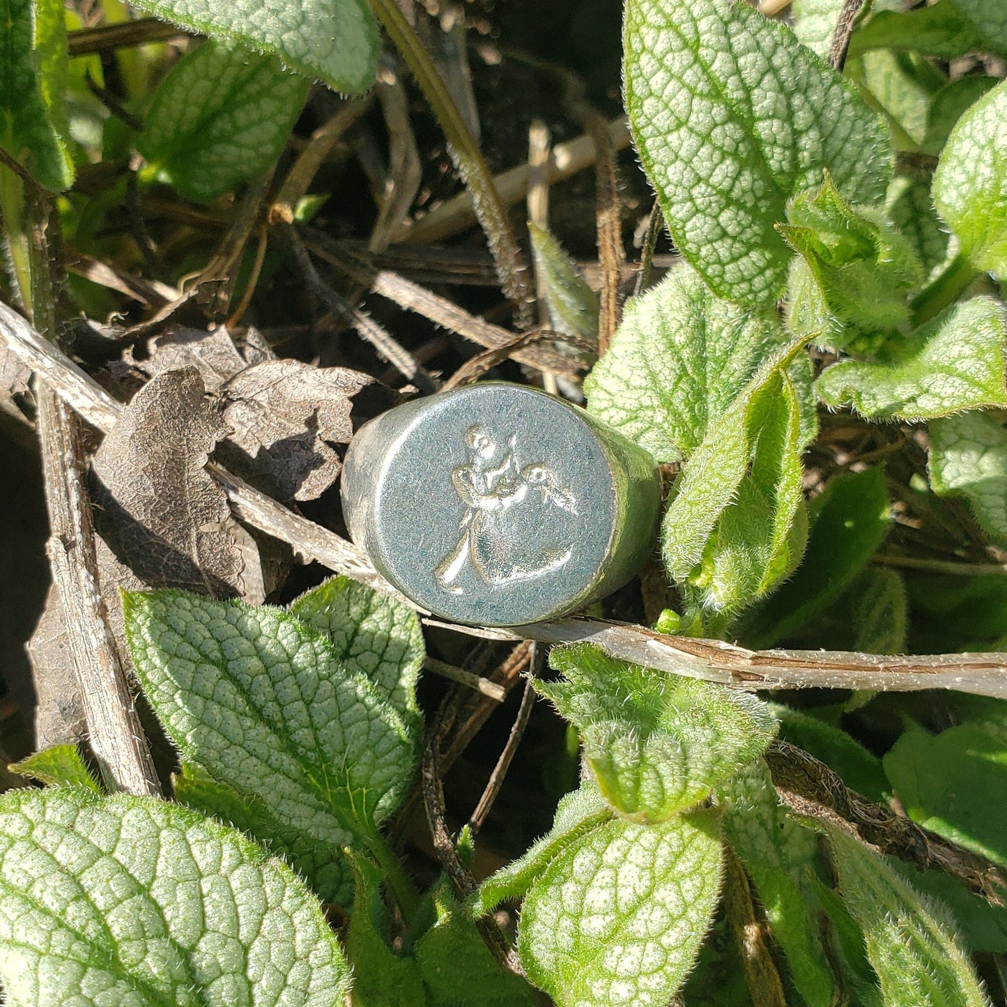 Dancing dip wax seal signet ring