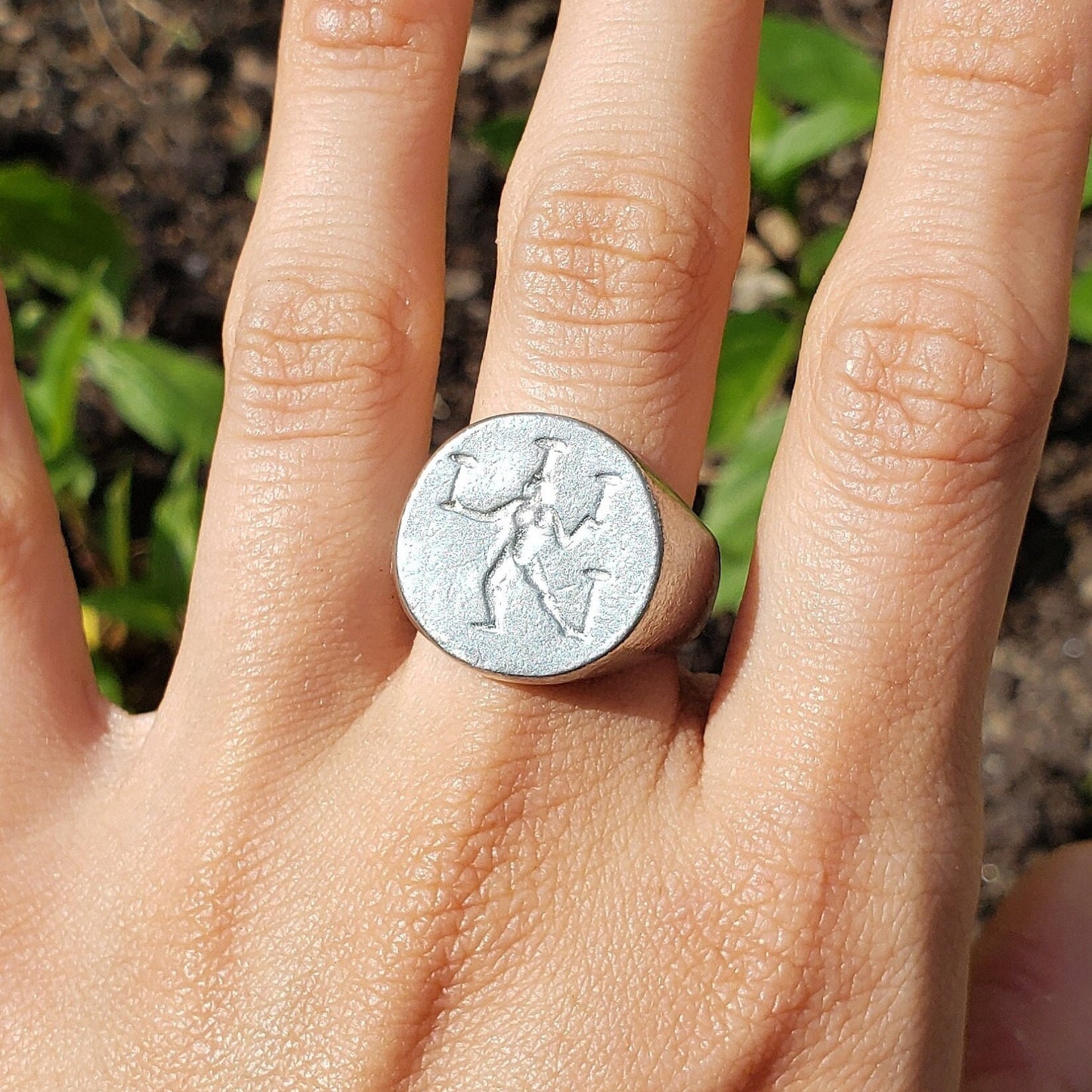 Plate spinning wax seal signet ring